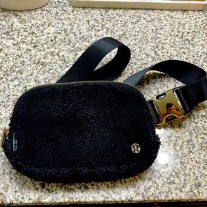 Lululemon Sherpa Fanny bag